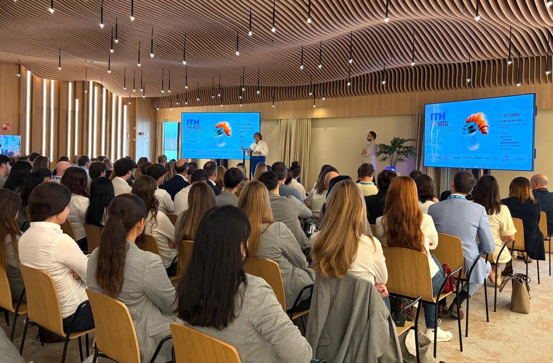 Hoteleros, expertos en tecnología y alumnos se reúnen en Palma para abordar el uso de los datos en el sector turístico Hoteleros, expertos en tecnología y alumnos se reúnen en Palma para abordar el uso de los datos en el sector turístico
