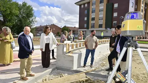 La presidenta de la Diputación visita en Villamuriel obras de pavimentación, saneamiento y equipamientos deportivos .
