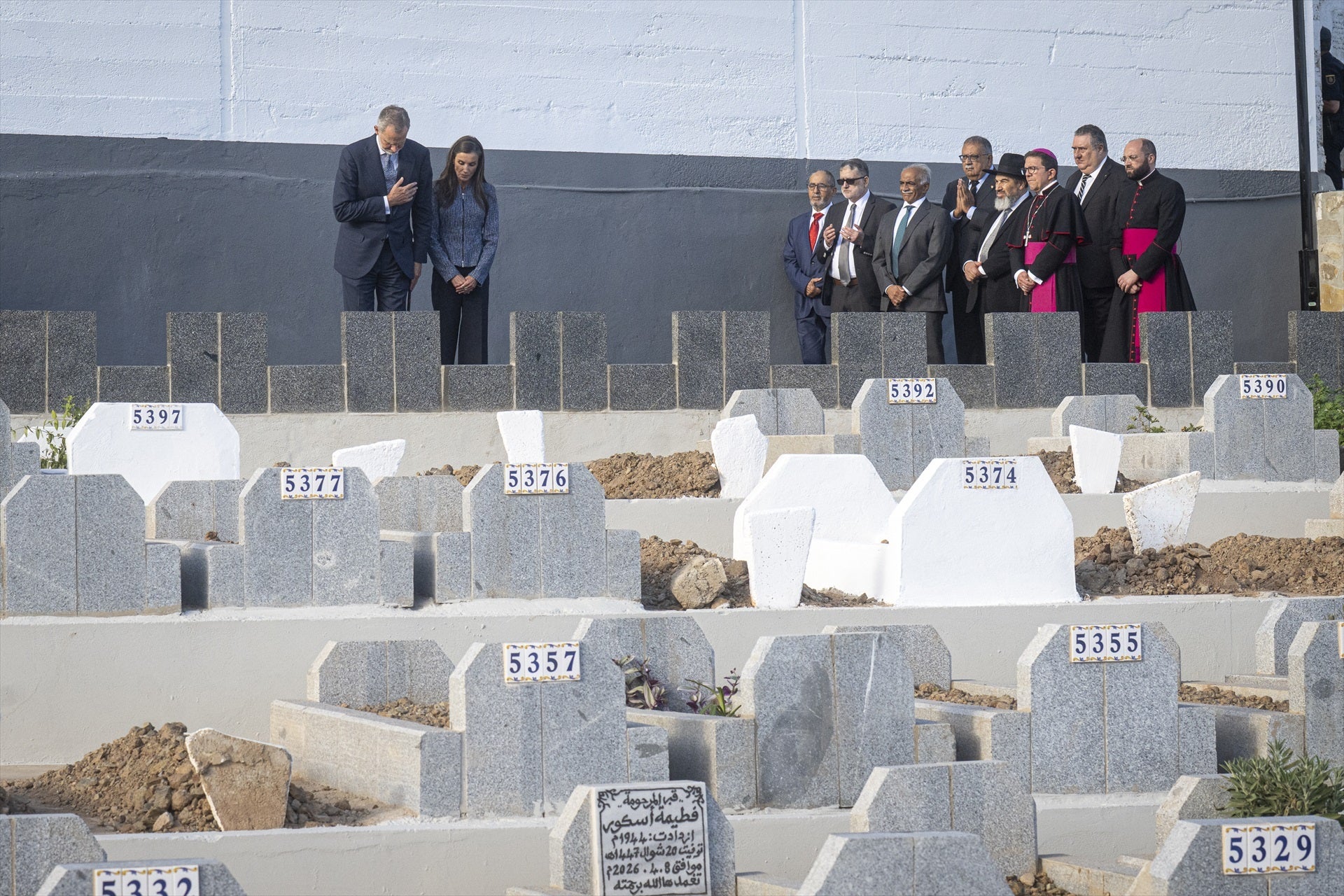 Influencers marroquíes agradecen públicamente la visita de los Reyes de España al cementerio de Sidi Embarek (Ceuta) y afean a Mohamed VI la ausencia de condolencias Influencers marroquíes agradecen públicamente la visita de los Reyes de España al cementerio de Sidi Embarek (Ceuta) y afean a Mohamed VI la ausencia de condolencias