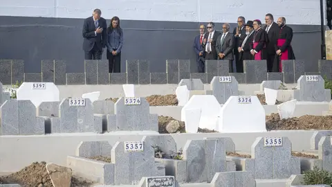 Los Reyes Felipe VI y Letizia durante el acto ecuménico de recuerdo a las personas que fallecieron en el mar / Imagen: Marcos Moreno Influencers marroquíes agradecen públicamente la visita de los Reyes de España al cementerio de Sidi Embarek (Ceuta) y afean a Mohamed VI la ausencia de condolencias