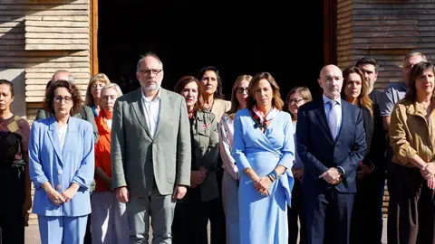 Chueca y Beltrán, y concejales del Ayuntamiento, durante el minuto de silencio Chueca y Beltrán, y concejales del Ayuntamiento, durante el minuto de silencio
