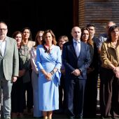 Chueca y Beltrán, y concejales del Ayuntamiento, durante el minuto de silencio