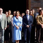 Chueca y Beltrán, y concejales del Ayuntamiento, durante el minuto de silencio Chueca y Beltrán, y concejales del Ayuntamiento, durante el minuto de silencio