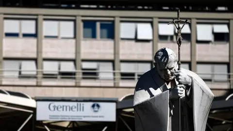 Estatua de Juan Pablo II frente al hospital Policlínico Gemelli, en Roma. Estatua de Juan Pablo II frente al hospital Policlínico Gemelli, en Roma. EFE/EPA/ANGELO CARCONI