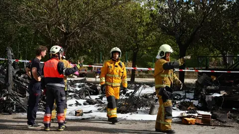 Los bomberos que intervinieron en el incendio de una caravana en Son Hugo, en Palma. Los bomberos que intervinieron en el incendio de una caravana en Son Hugo, en Palma.