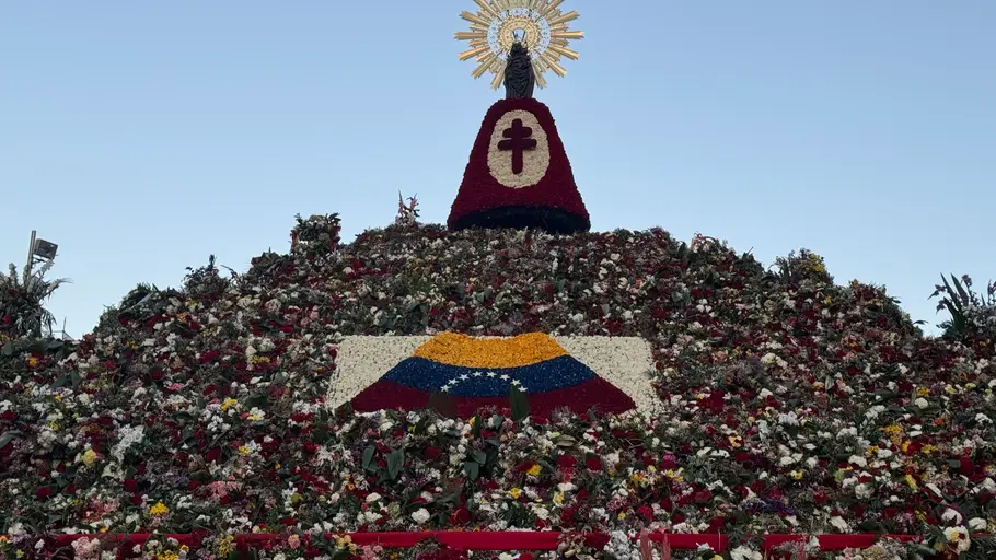 La bandera floral de Venezuela en el manto de la Virgen del Pilar La bandera floral de Venezuela en el manto de la Virgen del Pilar