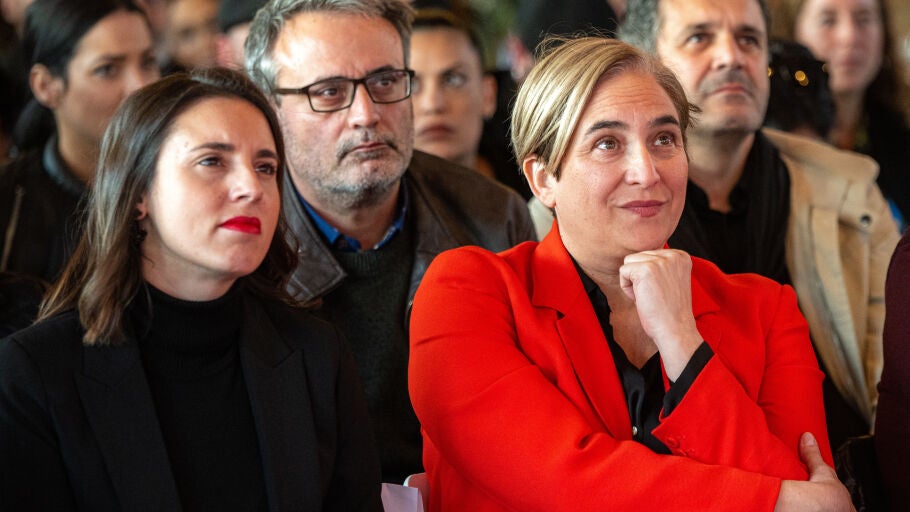 La exministra de Igualdad, Irene Montero y la exalcaldesa de Barcelona, Ada Colau, en una imagen de archivo