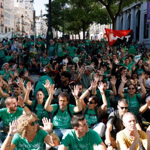 Educadores se congregan ante la Consejería de Educación en la segunda jornada de huelga indefinida en la educación madrileña.