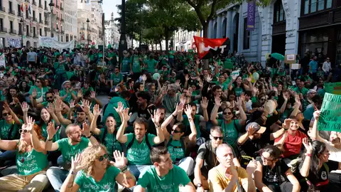 Educadores se congregan ante la Consejería de Educación en la segunda jornada de huelga indefinida en la educación madrileña. Educadores se congregan ante la Consejería de Educación en la segunda jornada de huelga indefinida en la educación madrileña.