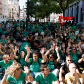 Educadores se congregan ante la Consejería de Educación en la segunda jornada de huelga indefinida en la educación madrileña.