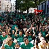 Educadores se congregan ante la Consejería de Educación en la segunda jornada de huelga indefinida en la educación madrileña. Educadores se congregan ante la Consejería de Educación en la segunda jornada de huelga indefinida en la educación madrileña.