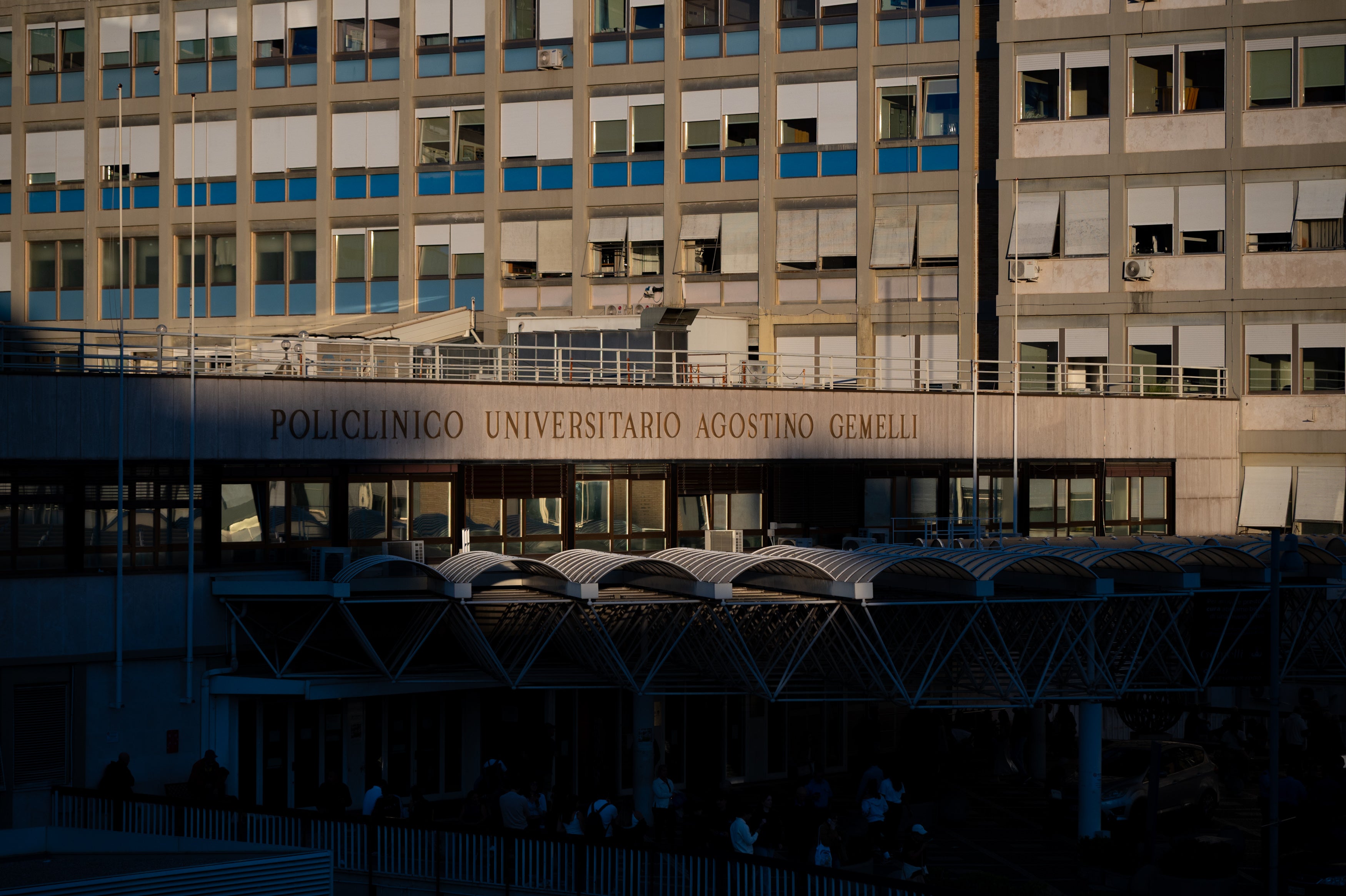 El papa evoluciona "con normalidad" y retoma su actividad laboral desde el hospital Gemelli El papa evoluciona "con normalidad" y retoma su actividad laboral desde el hospital Gemelli