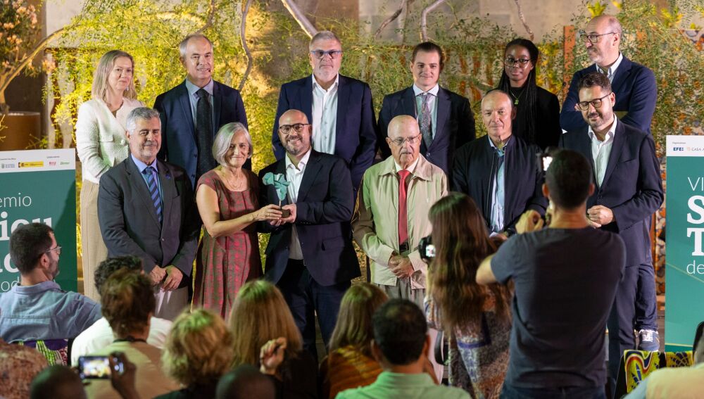 Foto de familia del acto anoche en Casa África