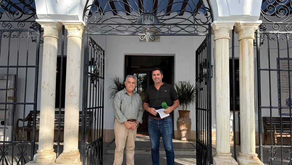El alcalde de Almonte, Francisco Bella, a las puertas del Ayuntamiento. El alcalde de Almonte, Francisco Bella, a las puertas del Ayuntamiento.