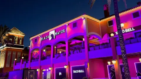 Plaza Mayor se viste de rosa por el Mes de Sensibilización sobre el Cáncer de Mama Plaza Mayor se viste de rosa por el Mes de Sensibilización sobre el Cáncer de Mama