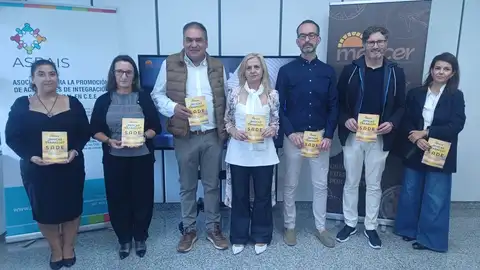 Ramón Dourado, tercero por la izquierda, en la presentación de la sede de SADE en la Plaza Luís Seoane, número 1, de A Coruña, junto a otros asociados de ASPAIS SADE (Servizo Activo de Emprego)