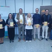 Ramón Dourado, tercero por la izquierda, en la presentación de la sede de SADE en la Plaza Luís Seoane, número 1, de A Coruña, junto a otros asociados de ASPAIS Ramón Dourado, tercero por la izquierda, en la presentación de la sede de SADE en la Plaza Luís Seoane, número 1, de A Coruña, junto a otros asociados de ASPAIS