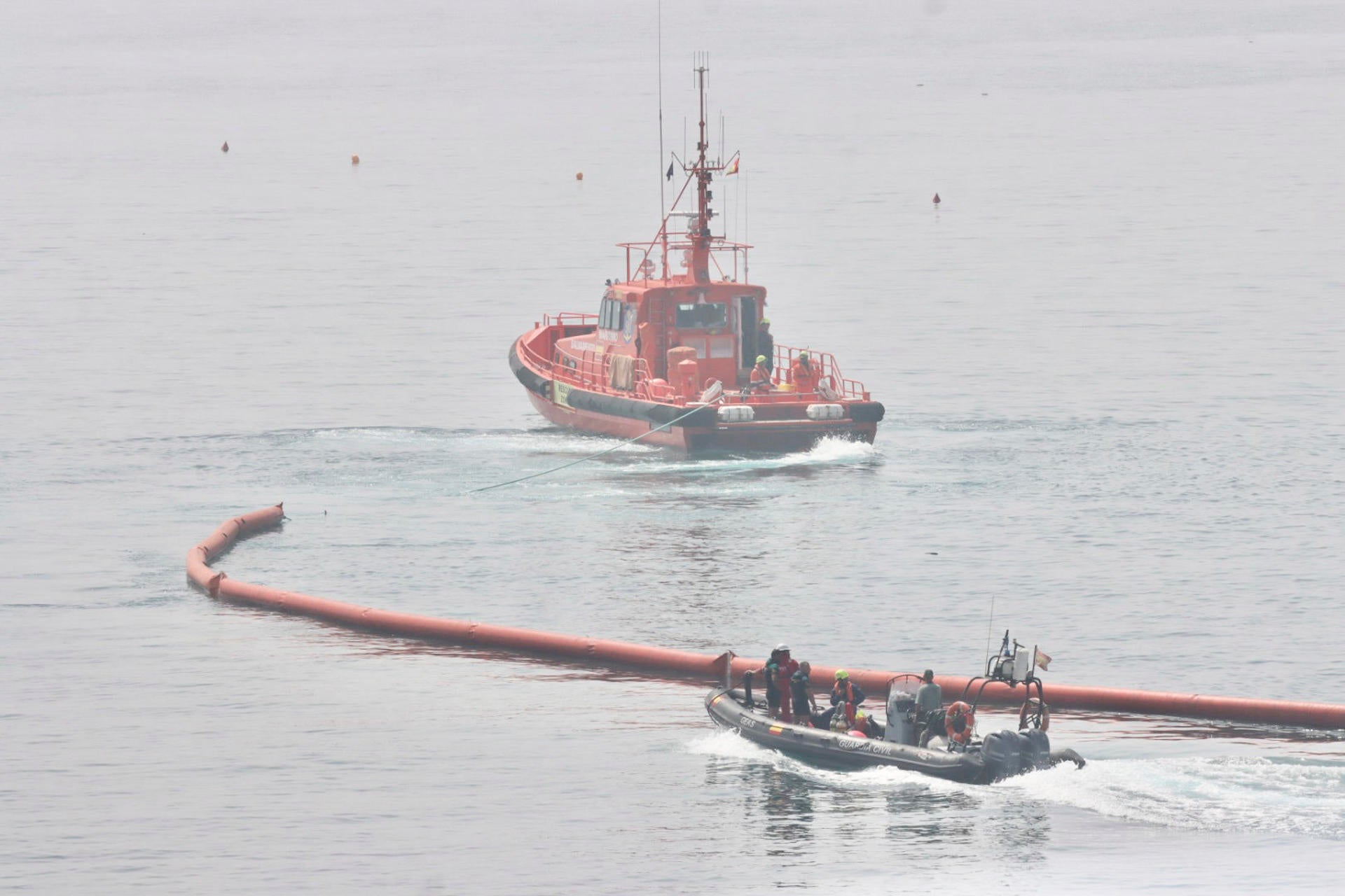 Imagen de la colocación de una boya flotante para marcar el límite entre la playa del Tarajal de Ceuta y Marruecos. Imagen de la colocación de una boya flotante para marcar el límite entre la playa del Tarajal de Ceuta y Marruecos.