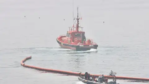 Imagen de la colocación de una boya flotante para marcar el límite entre la playa del Tarajal de Ceuta y Marruecos. Imagen de la colocación de una boya flotante para marcar el límite entre la playa del Tarajal de Ceuta y Marruecos.