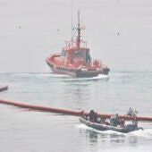 Imagen de la colocación de una boya flotante para marcar el límite entre la playa del Tarajal de Ceuta y Marruecos.
