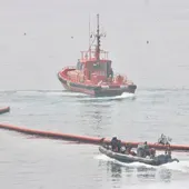 Imagen de la colocación de una boya flotante para marcar el límite entre la playa del Tarajal de Ceuta y Marruecos. Imagen de la colocación de una boya flotante para marcar el límite entre la playa del Tarajal de Ceuta y Marruecos.
