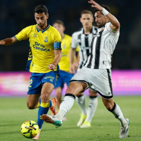 Alberto pugna con un futbolista de la UD Las Palmas