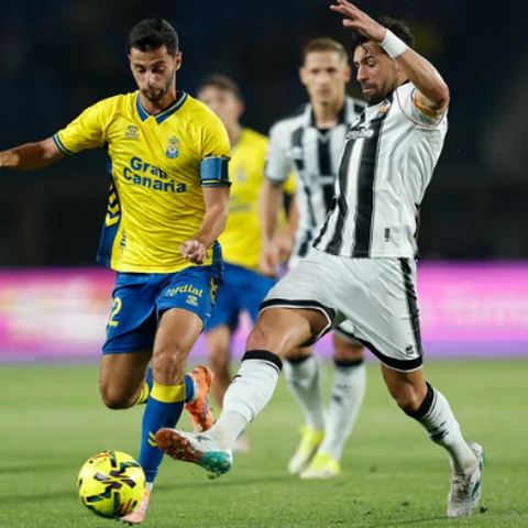 Alberto pugna con un futbolista de la UD Las Palmas