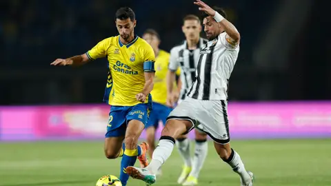 Alberto pugna con un futbolista de la UD Las Palmas Alberto pugna con un futbolista de la UD Las Palmas