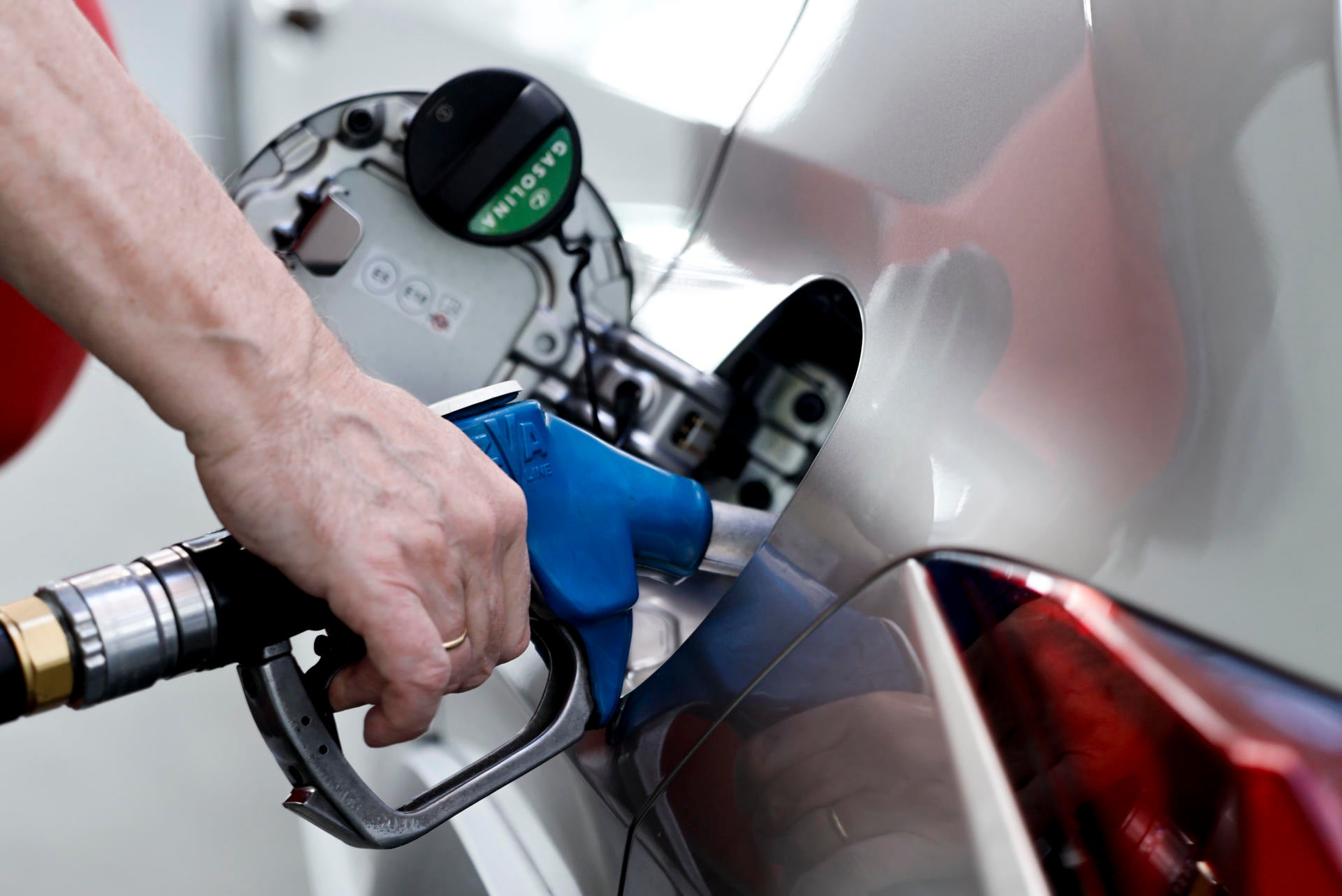 Un hombre reposta en una gasolinera de Madrid en una imagen de archivo. Un hombre reposta en una gasolinera de Madrid en una imagen de archivo.
