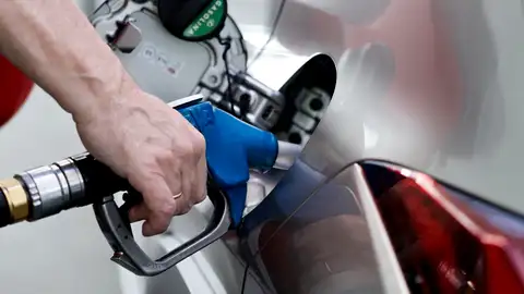 Un hombre reposta en una gasolinera de Madrid en una imagen de archivo. Un hombre reposta en una gasolinera de Madrid en una imagen de archivo.