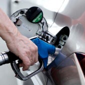 Un hombre reposta en una gasolinera de Madrid en una imagen de archivo.