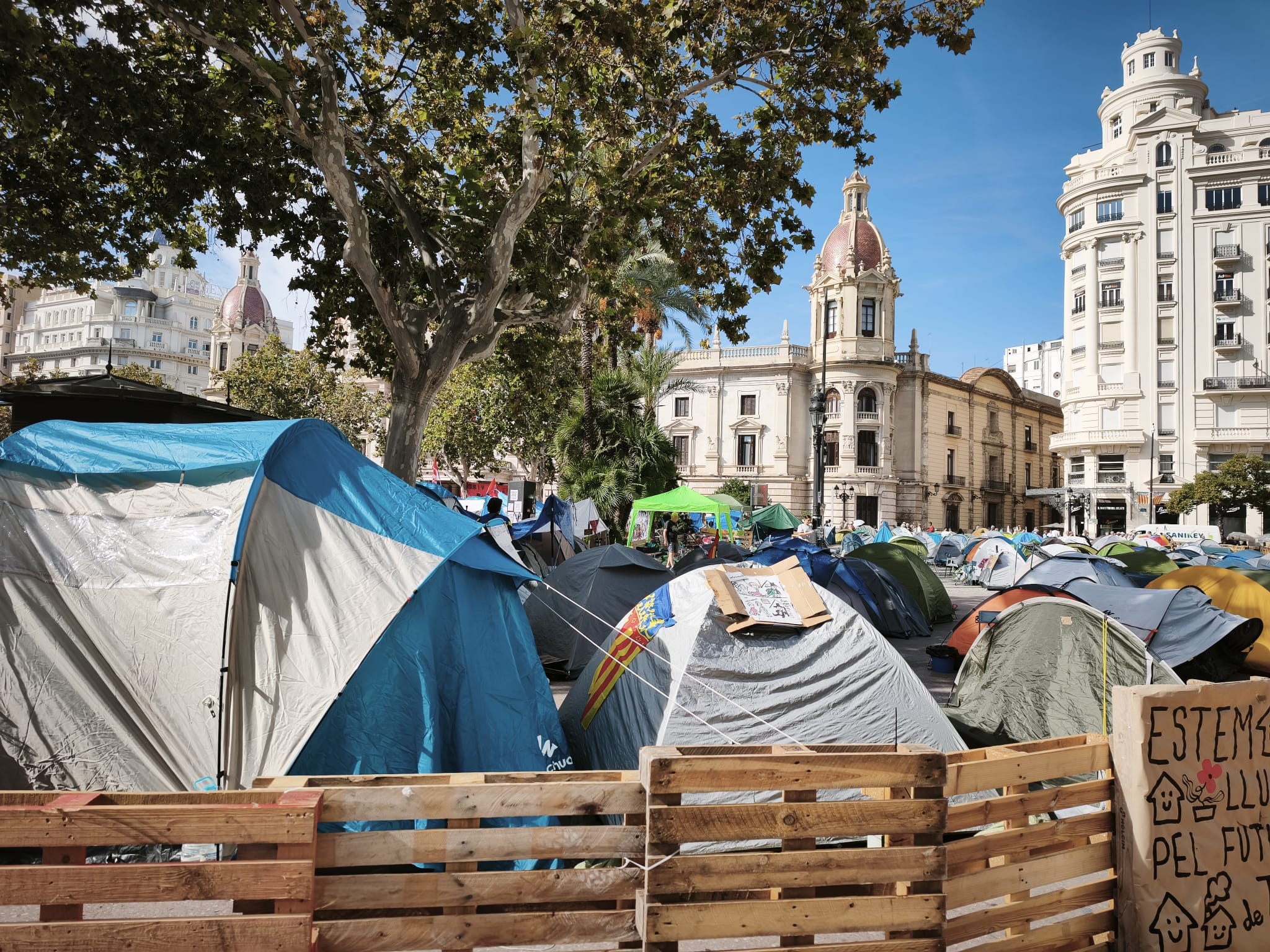 Los acampados de València, "preparados" para las lluvias y sin intención de abandonar la plaza del Ayuntamiento Los acampados de València, "preparados" para las lluvias y sin intención de abandonar la plaza del Ayuntamiento