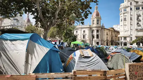 Acampada por la vivienda ubicada en la plaza del Ayuntamiento de València. Acampada por la vivienda ubicada en la plaza del Ayuntamiento de València.