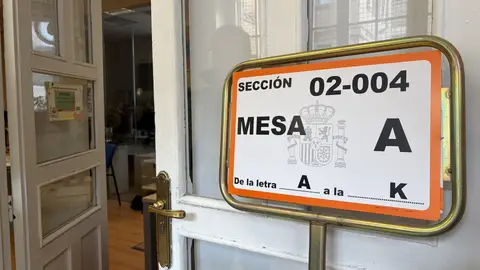 Imagen de archivo de un cartel que indica la mesa electoral en otras elecciones. Imagen de archivo de un cartel que indica la mesa electoral en otras elecciones.