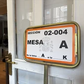 Imagen de archivo de un cartel que indica la mesa electoral en otras elecciones. Imagen de archivo de un cartel que indica la mesa electoral en otras elecciones.