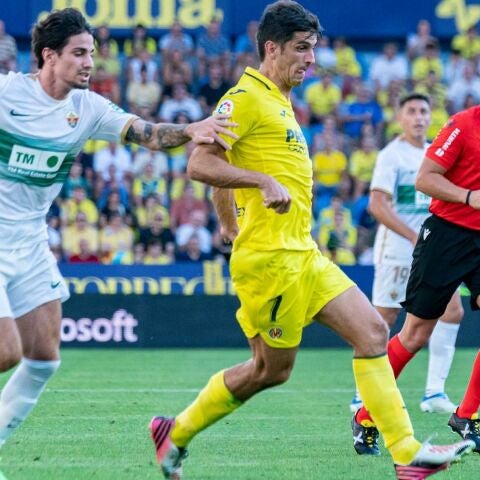 Gerard Moreno en acción contra el Elche
