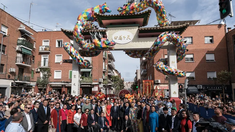 El alcalde de Madrid, José Luis Martínez-Almeida, junto a la concejala de Usera, Sonia Cea; el embajador de la República Popular China en España, Yao Jing; el autor de la intervención artística, Okuda San Miguel, y el presidente de la Unión Asociación China de Usera, Enguan Chen, durante la inauguración del primer arco chino en Usera, a 1 de octubre de 2026, en Madrid (España). El alcalde de Madrid, José Luis Martínez-Almeida, junto a la concejala de Usera, Sonia Cea; el embajador de la República Popular China en España, Yao Jing; el autor de la intervención artística, Okuda San Miguel, y el presidente de la Unión Asociación China de Usera, Enguan Chen, durante la inauguración del primer arco chino en Usera, a 1 de octubre de 2026, en Madrid (España).