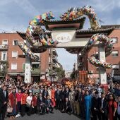 El alcalde de Madrid, José Luis Martínez-Almeida, junto a la concejala de Usera, Sonia Cea; el embajador de la República Popular China en España, Yao Jing; el autor de la intervención artística, Okuda San Miguel, y el presidente de la Unión Asociación China de Usera, Enguan Chen, durante la inauguración del primer arco chino en Usera, a 1 de octubre de 2026, en Madrid (España). 