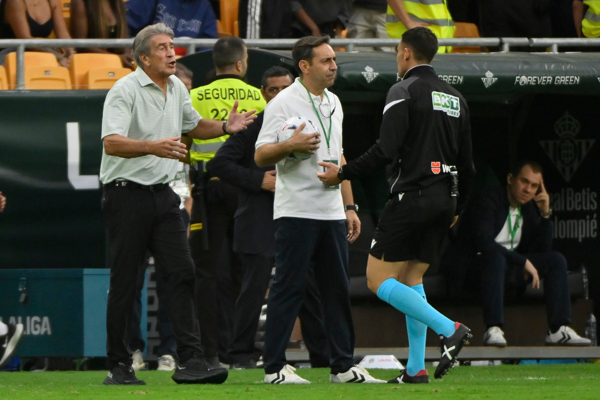 El entrenador del Betis Manuel Pellegrini (i) durante el partido de la jornada 9 de LaLiga entre Real Betis y FC Barcelona, en el estadio de La Cartuja, en Sevilla El entrenador del Betis Manuel Pellegrini (i) durante el partido de la jornada 9 de LaLiga entre Real Betis y FC Barcelona, en el estadio de La Cartuja, en Sevilla