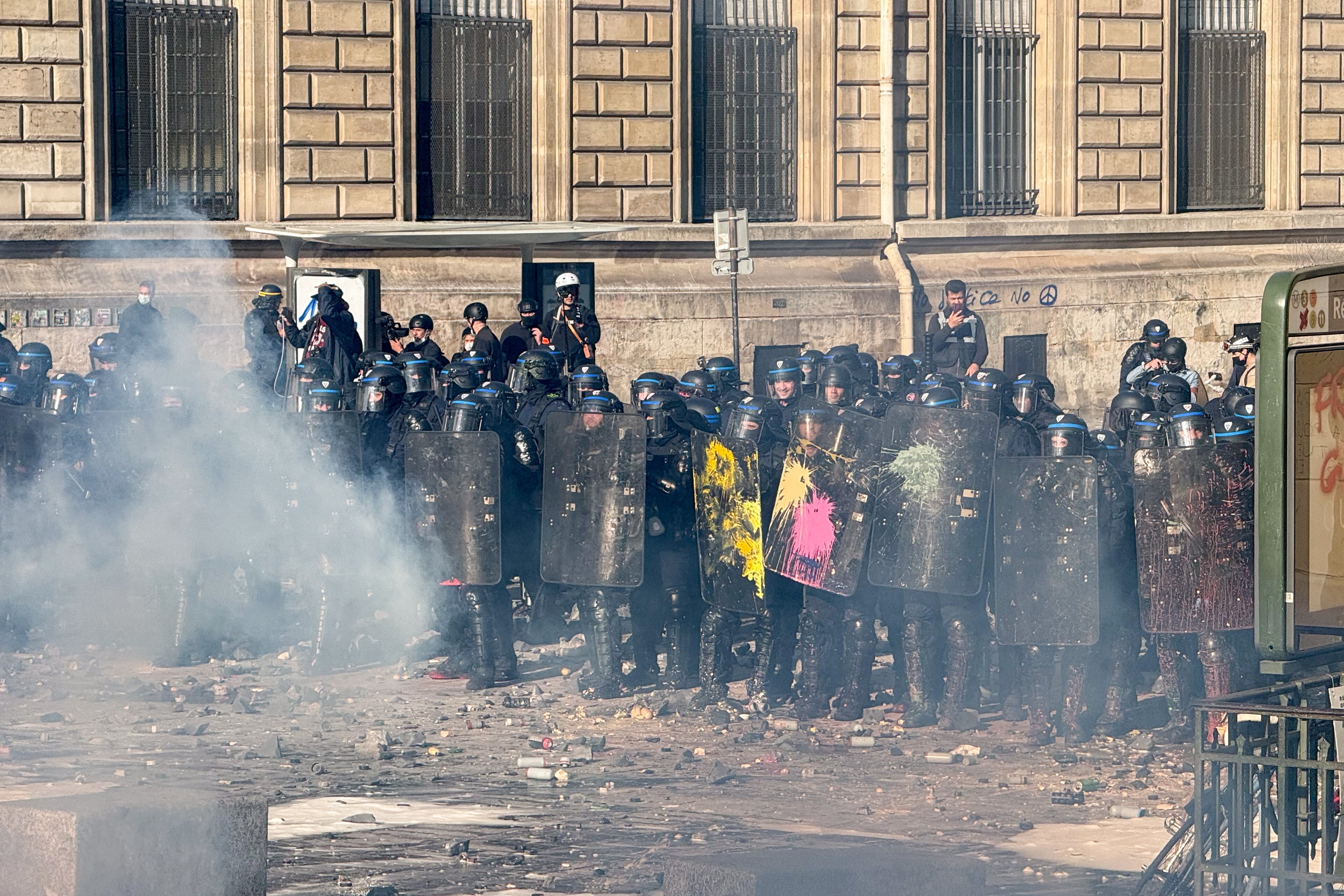Ola de protestas en Francia: incendios, medio millón de personas en las calles y más de 400 detenidos por saqueos Ola de protestas en Francia: incendios, medio millón de personas en las calles y más de 400 detenidos por saqueos