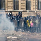 Ola de protestas en Francia: incendios, medio millón de personas en las calles y más de 400 detenidos por saqueos