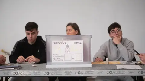 Una mesa electoral, en el Centro Galego de Arte Contemporáneo en las elecciones de Galicia en 2024 Una mesa electoral, en el Centro Galego de Arte Contemporáneo en las elecciones de Galicia en 2024