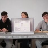 Una mesa electoral, en el Centro Galego de Arte Contemporáneo en las elecciones de Galicia en 2024