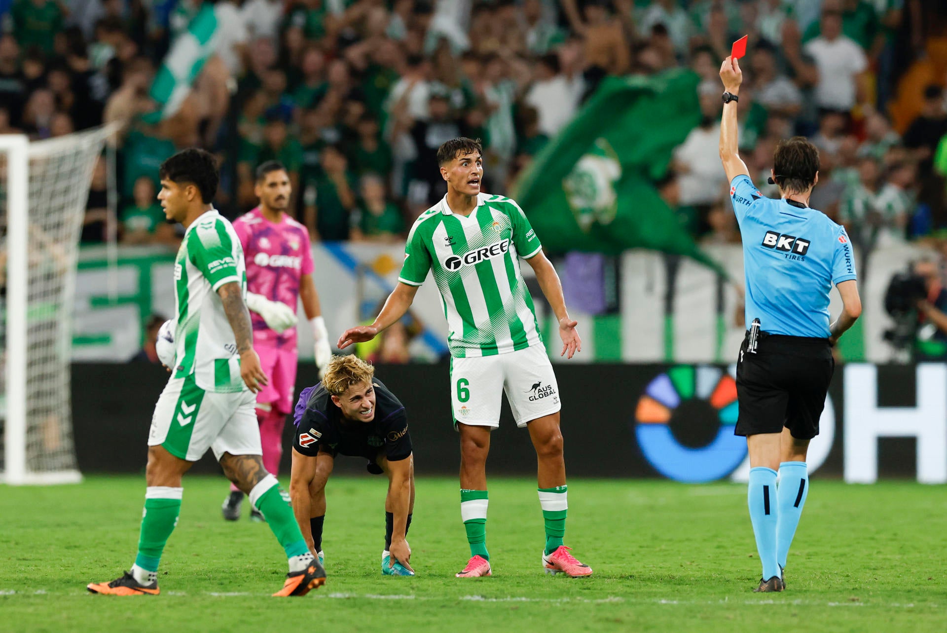 El Betis compitió, pero enfrente tuvo a un gran Barça y a un árbitro que cometió varios errores El Betis compitió, pero enfrente tuvo a un gran Barça y a un árbitro que cometió varios errores