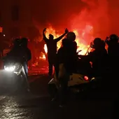 Ola de protestas en Francia: incendios, medio millón de personas en las calles y más de 400 detenidos por saqueos Ola de protestas en Francia: incendios, medio millón de personas en las calles y más de 400 detenidos por saqueos