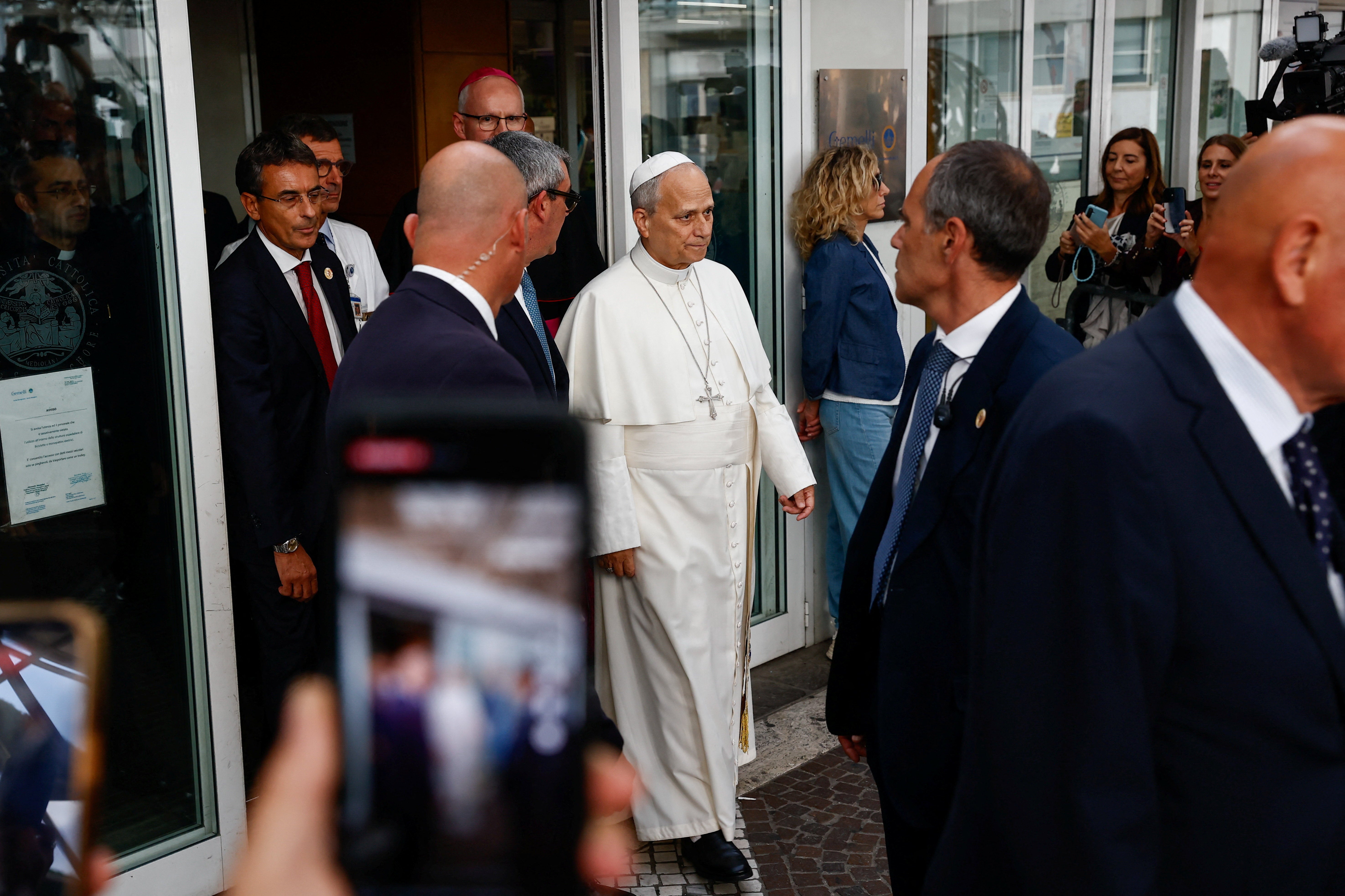 El papa León XIV sale del hospital tras la operación El papa León XIV sale del hospital tras la operación