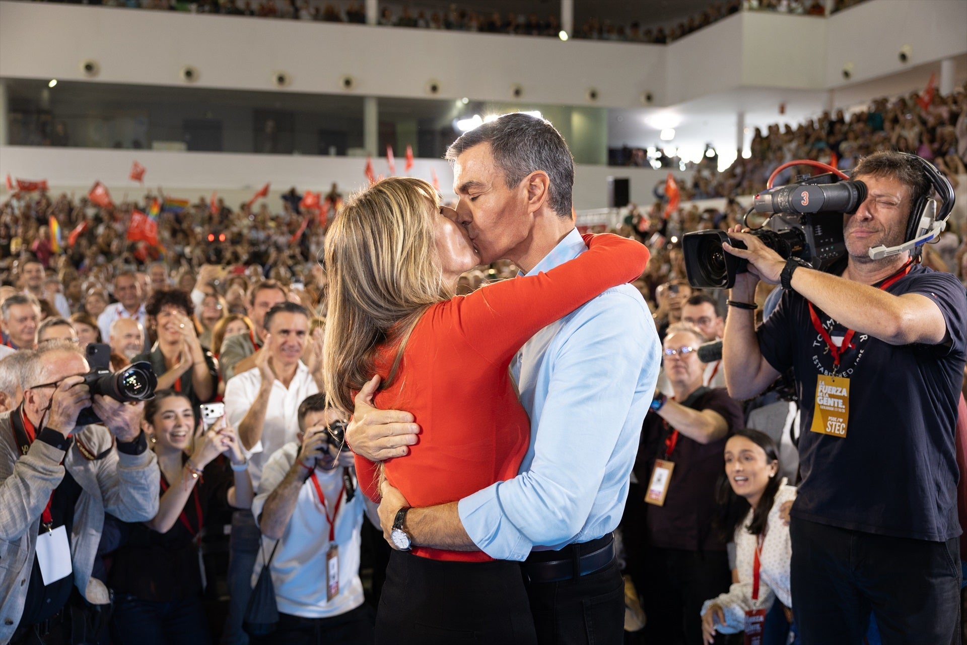 Pedro Sánchez y Begoña Gómez se dan un beso durante el mitin del PSOE Pedro Sánchez y Begoña Gómez se dan un beso durante el mitin del PSOE