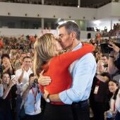 Pedro Sánchez y Begoña Gómez se dan un beso durante el mitin del PSOE