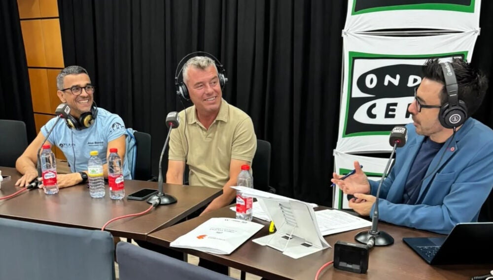 José Moreno, Scott Marshall y Carles Lamelo en Benahavís, durante la entrevista en Onda Viajera.
