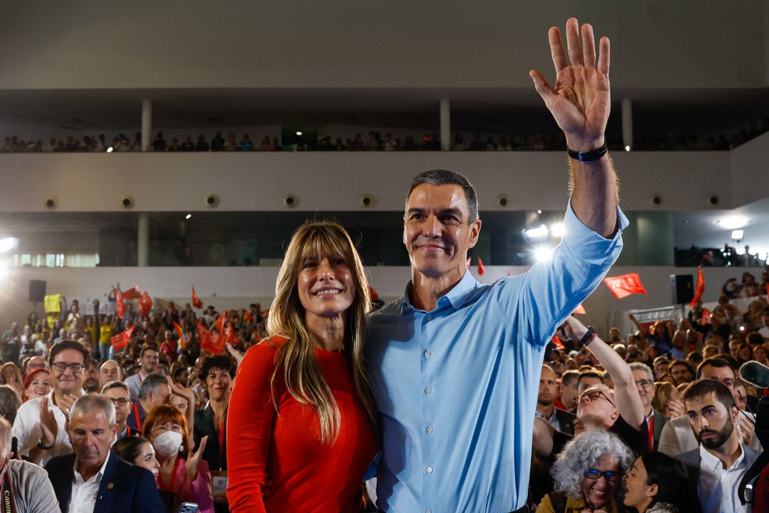 Pedro Sánchez y Begoña Gómez en el mitin del PSOE en Fuenlabrada (Madrid) Pedro Sánchez y Begoña Gómez en el mitin del PSOE en Fuenlabrada (Madrid)
